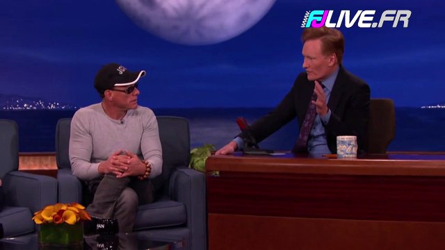 Jean-Claude Van Damme refait l'hilarante danse de Kickboxer