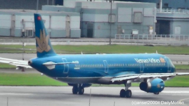 Hong Kong Airport Spotting. Takeoffs on Runway 25L