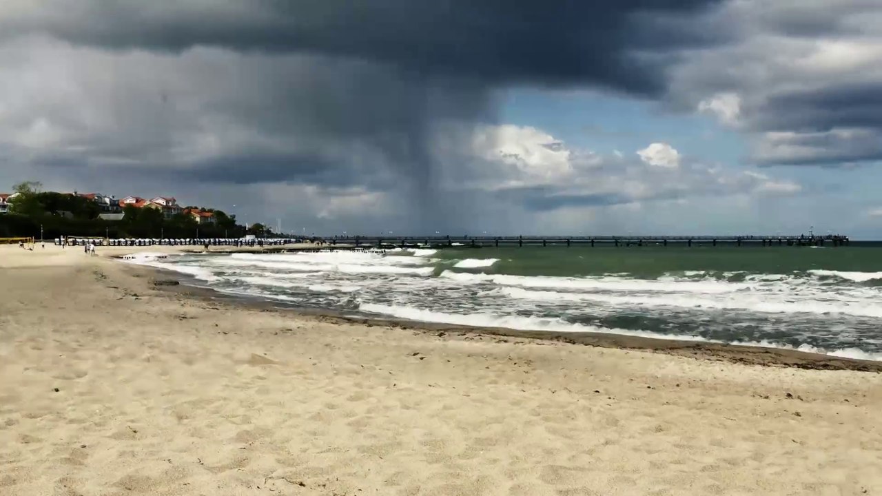 Sonne,Wellen,Sturm und Regen eine Zeitrafferaufnahme der stürmische Ostsee und des Hafens in Kühlungsborn.