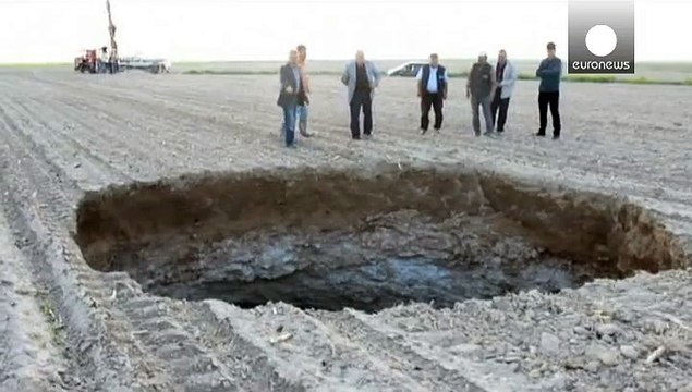 Turkey: locals 'terrified' as giant sinkhole appears