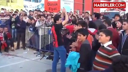 Suspendu, un dirigeant loue une grue pour voir le match de son équipe