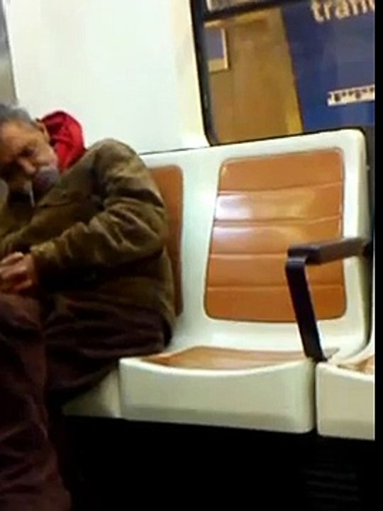 CON EL MOCO  COLGANDO EN EL METRO