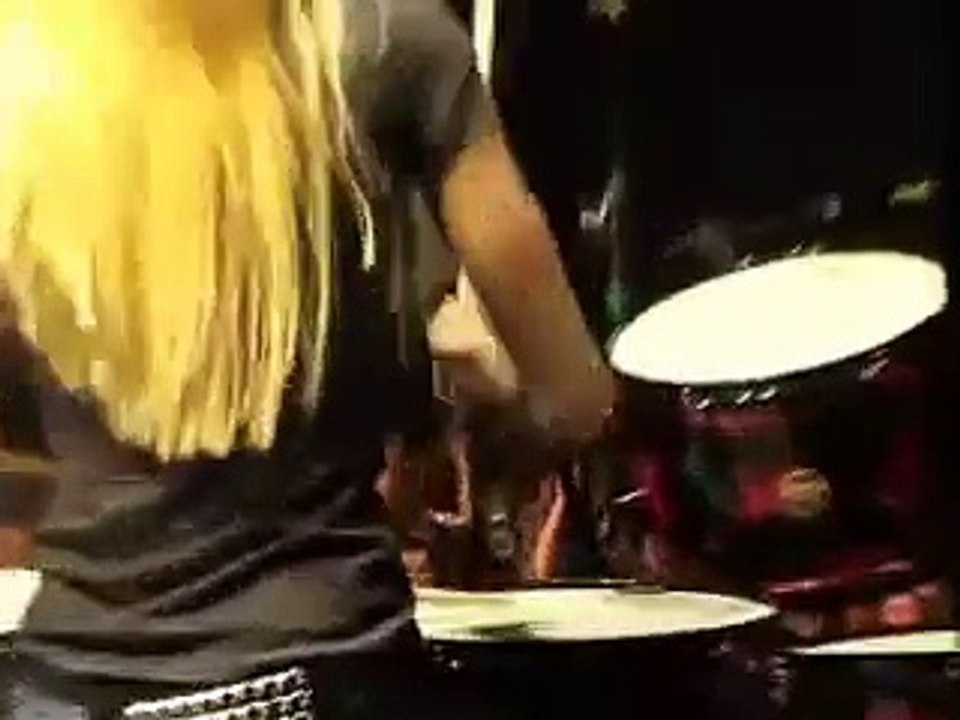 Avril Lavigne- Song 2