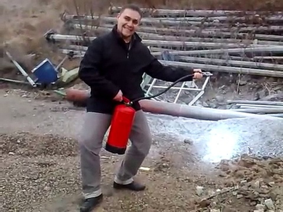 23 02 2009 FORMATION  georges et issam qui se sert de l'extincteur a poudre puis marie andre et nourredine qui se sert de l'extincteur CO2 sur le terrain