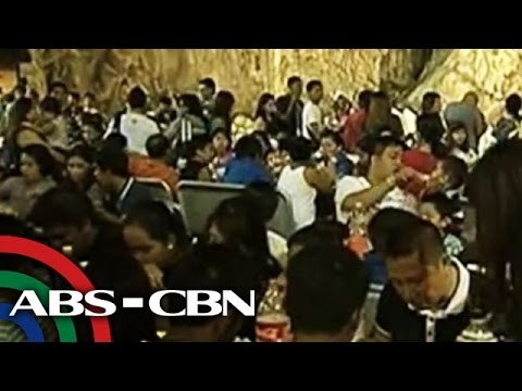 Families flock to theme parks on Christmas