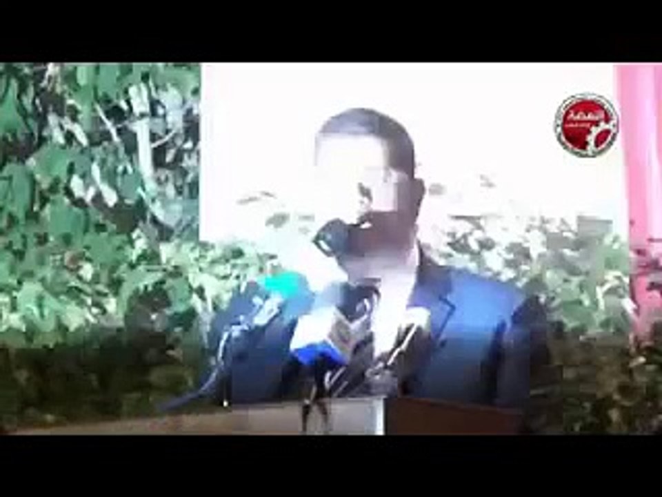 شاهد المعزول وهو يؤذن لصلاة العشاء بالاسكندرية