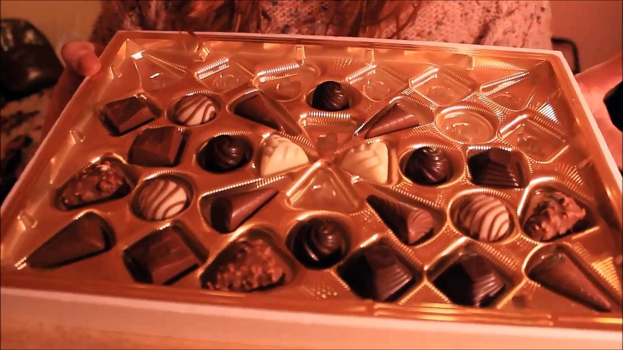 ASMR ROLEPLAY *CHOCOLATE TASTING* [ITA]- wear headphones!