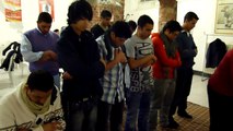 giovani musulmani pregano nella sede di SEL Torino
