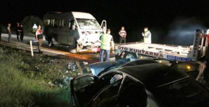 CHP Seçim Minibüsü ile Otomobil Çarpıştı: 1 Ölü, 8 Yaralı