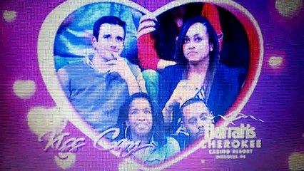 Kiss Cam'de Heyecandan Elindeki Bardağı Unutan Sakar Kız