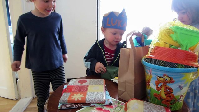 Lilja et Lukas ouvrent un cadeau