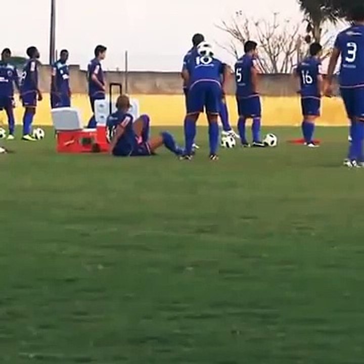 Ronaldinho s'amuse à l'entraînement !