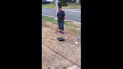 Un père oblige son fils à détruire sa Xbox à cause de ses mauvaises notes