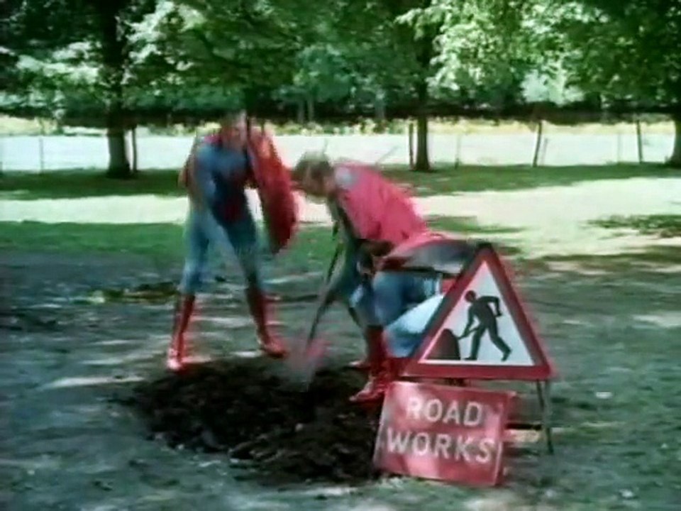 Monty Python - Biciklijavító (Bicycle Repair Man) - video Dailymotion