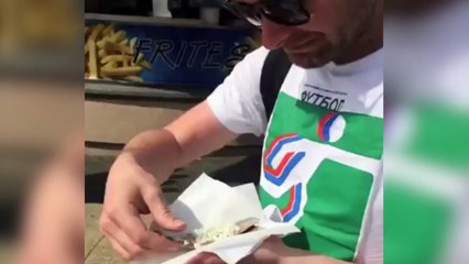 Gaviota roba arenque de un picotazo certero