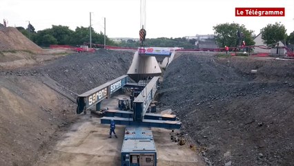 Saint-Martin-des-Champs. Le TGV est passé sur le pont-rails