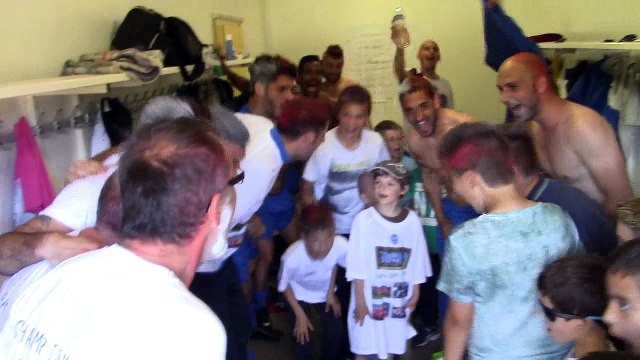 DANS LES VESTIAIRES AVEC LES JEUNES....