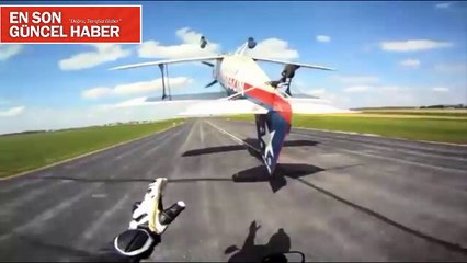 Ters dönen uçağn kuyrugunda yakaladı, bakın ne yaptı