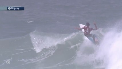 Filipe Toledo arrasa nos aéreos e vence a etapa do Rio