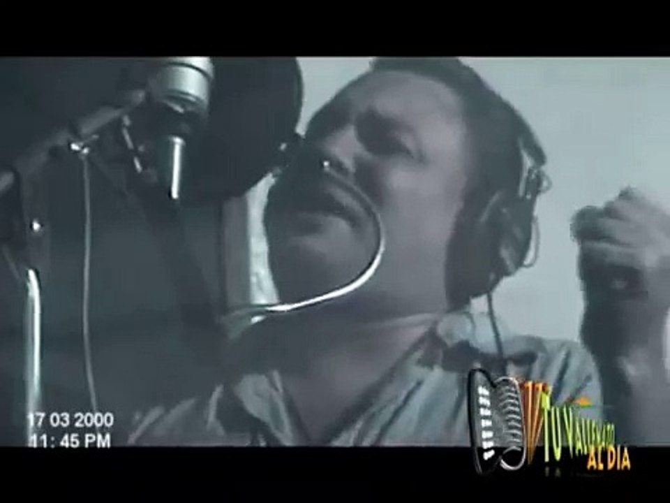 Jean Carlos Centeno Nubes Negras en estudio