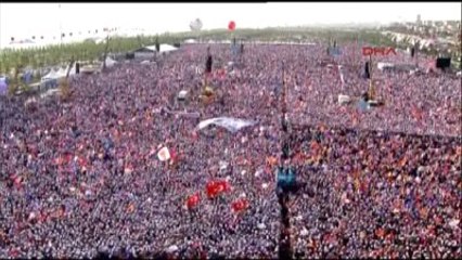 2 Davutoğlu: "Ya Türkiye Dimdik Yoluna Devam Edecek ya da Dörtlü Çete Türkiye'yi Eğip Bükecek"