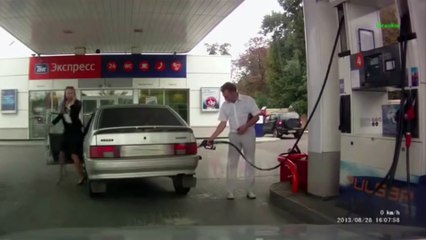 Une femme à une station essence