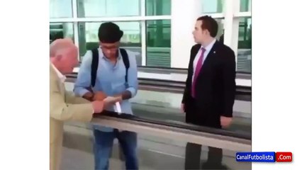Messi se niega a firmar un autógrafo a un anciano • 2015 •05 •17_2