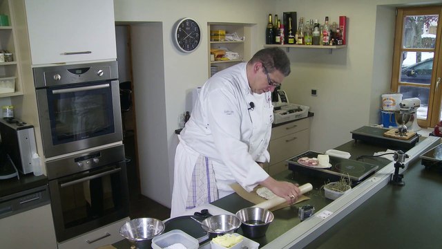 Recette du blanc de poulet fermier au géromé frais et lard des Vosges, cuit en croûte de foin par Phillipe Laruelle