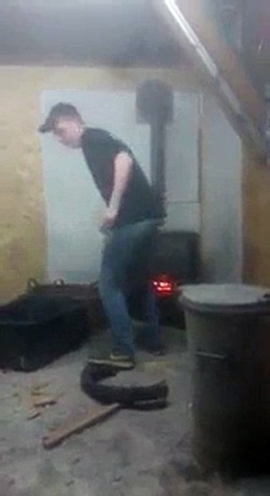 Que se passe-t-il si on met une bombe aérosol dans un poêle à bois ? Effrayant non ?