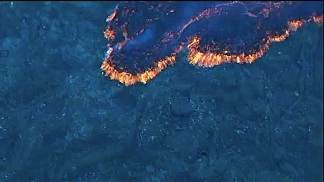 Premier survol en hélicoptère de l’éruption volcanique en cours au Piton de la Fournaise.