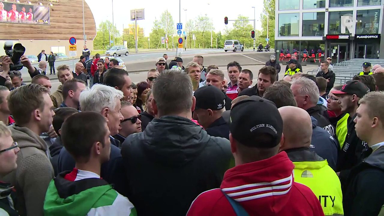 17-05-2015 Supporters wachten spelersbus op bij de Kuip