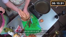 한국 요리 도전 하는 영국남자: 김치전!! // Korean cooking challenge with Johnny!!