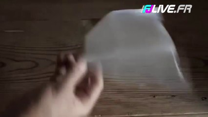 Un avion en papier qui vole à l'infini