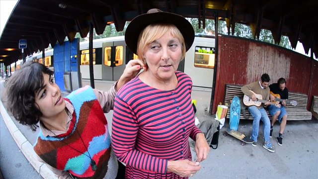 Annesine Sevgili Arayan Çocuk