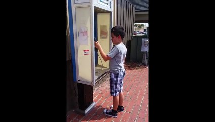Ce Gamin Découvre pour la 1ere fois le Téléphone Public