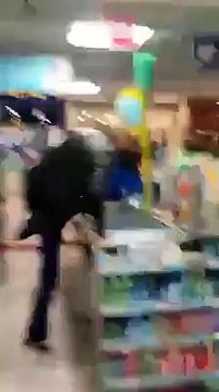 Ce mec est un Fou ! Regardez ce qu'il fait à la Caisse de ce Magasin