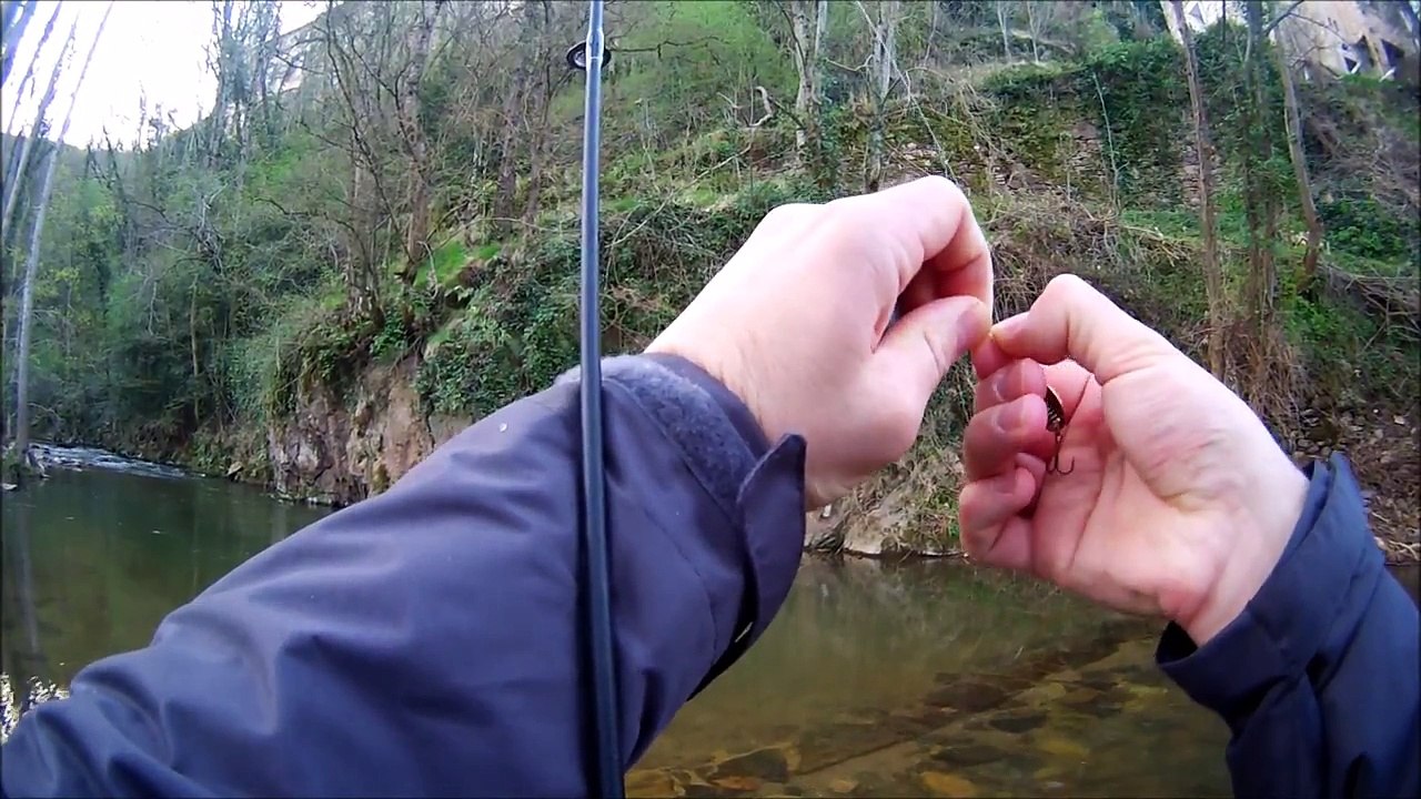 Pêche de la truite fario aux leurres dans la Muse à Roquetaillade, Aveyron