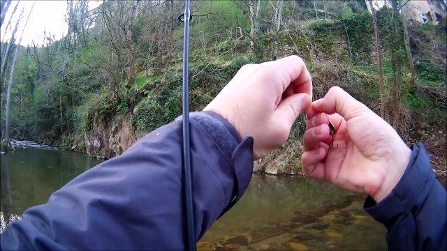Pêche de la truite fario aux leurres dans la Muse à Roquetaillade, Aveyron
