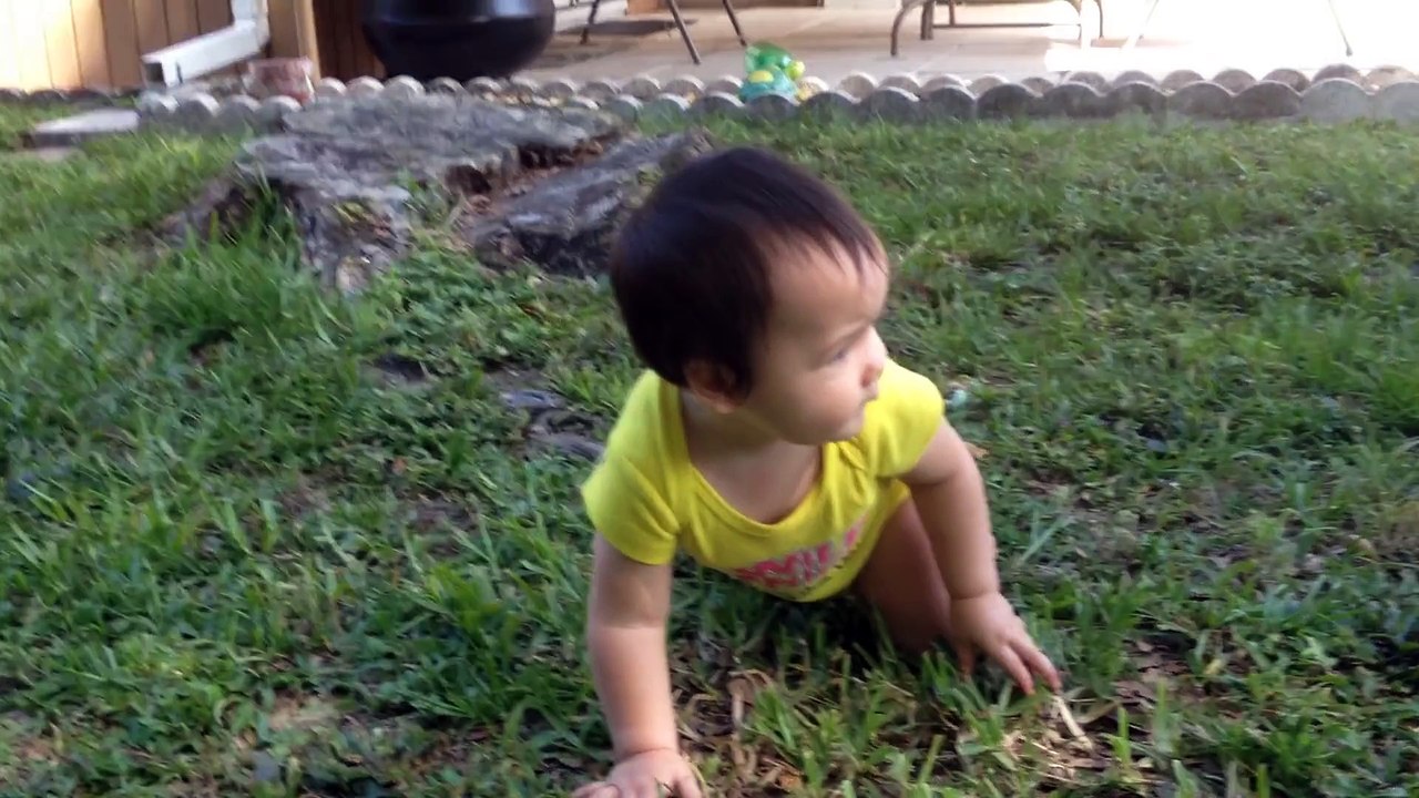 Premiers pas d'un bébé devant son papa surpris!