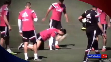 Cristiano Ronaldo mira mal a Bale tras un mal pase • 2015