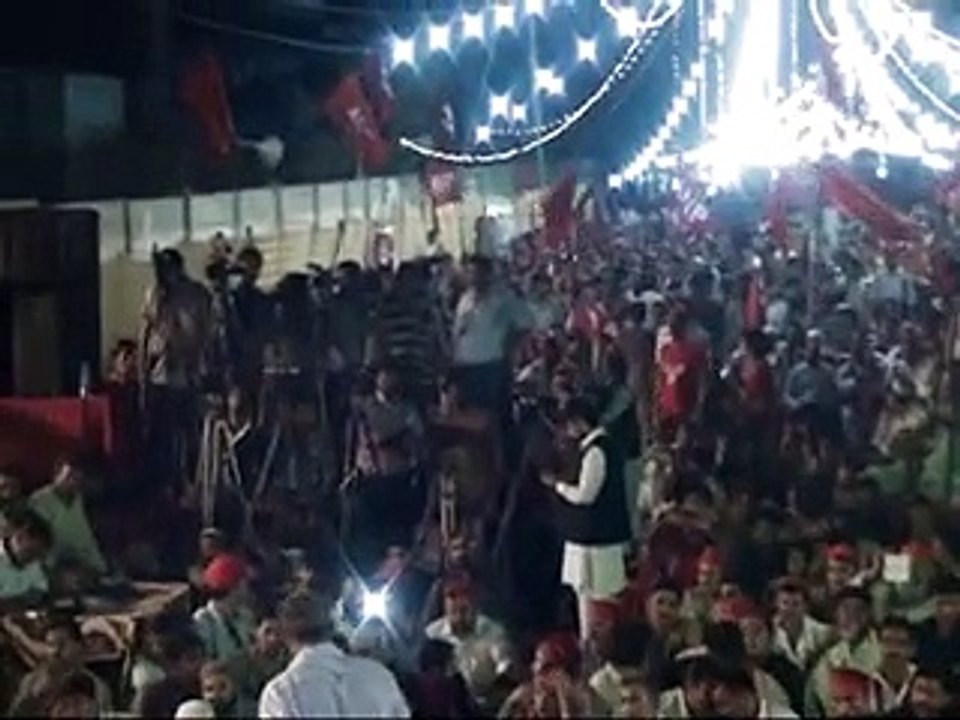 عوامی نیشنل پارٹی کی مرکزی وائس پریزیڈنٹ سٹی ریلوے کالونی میں منعقد ہونے والے 12مئی 2015کے جلسۂ عام سے خطاب کررہی ہیں۔