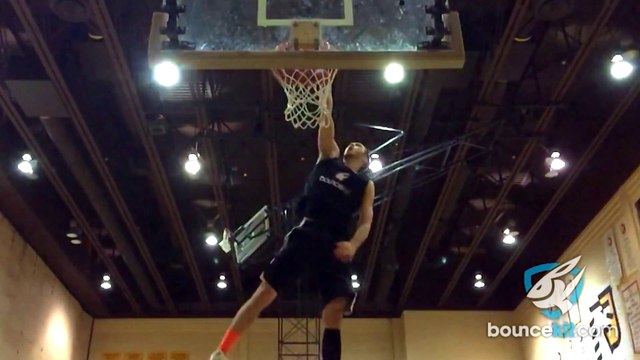 Nouveau dunk de fou, lâcher la balle en pivotant pour la reprendre avec l'autre !