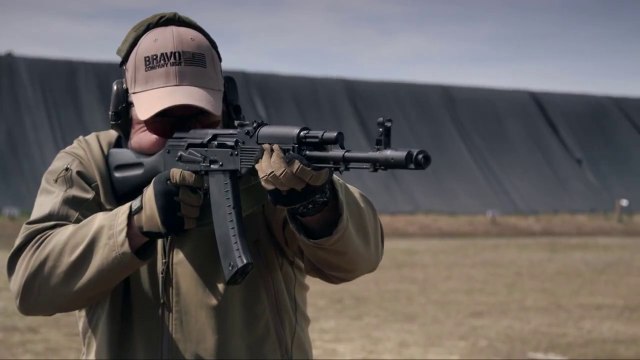 Vue intérieure d'un fusil AK-47 en slow motion
