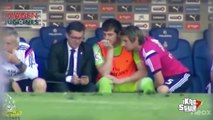 Iker Casillas joue avec son portable pendant un match du Real Madrid