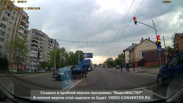 Во Львове водитель получил от пешехода за проезд на красный