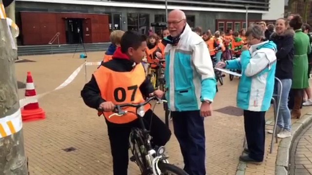 Kinderen klimmen op de fiets voor verkeersexamen - RTV Noord