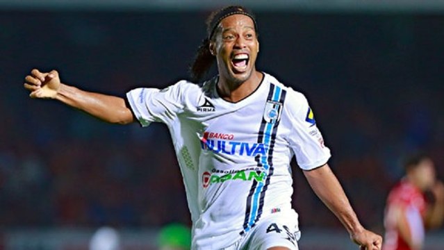 Ronaldinho marque un coup franc de 30 mètres !