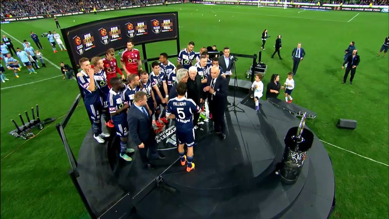 A-League: Horror-Sturz bei der Pokalübergabe