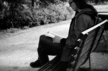 Donne che leggono al parco - di Sandro Lecca