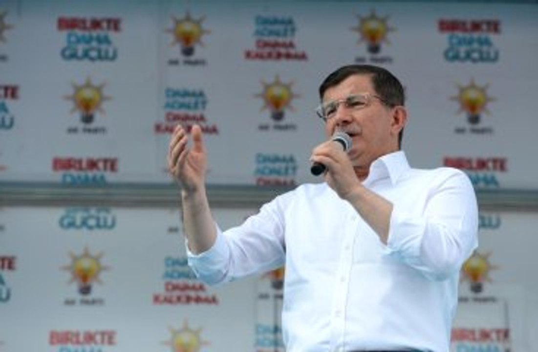 Davutoğlu'ndan HDP Binasına Saldırıya İlk Yorum: Şiddetle Kınıyorum